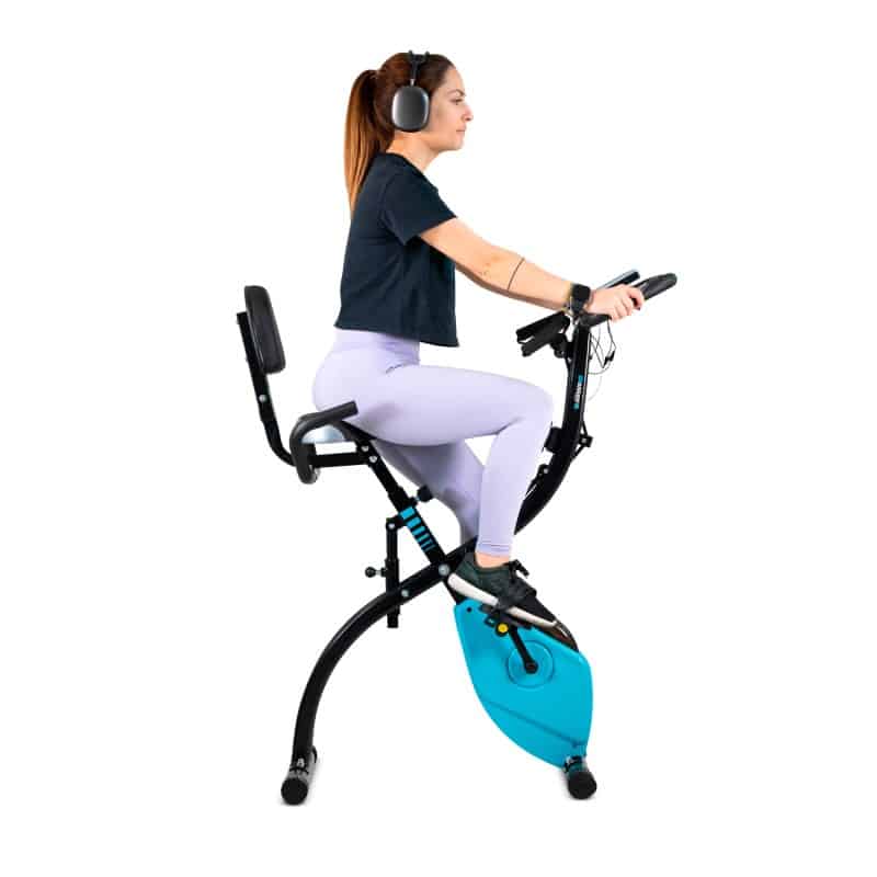 Vélo d'intérieur avec tablette pour faire de l'exercice en travaillant